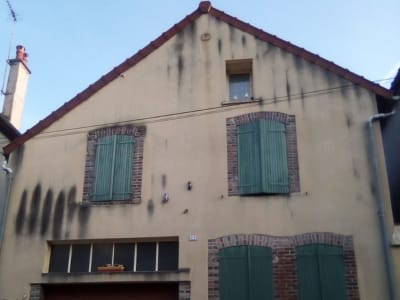 La façade d'une maison avec son nettoyage