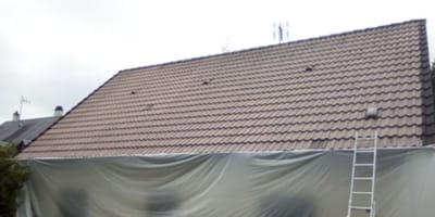 Une maison avec une toiture propre et nettoyée