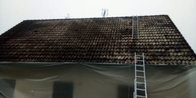 Une maison avec une toiture sale et non nettoyée