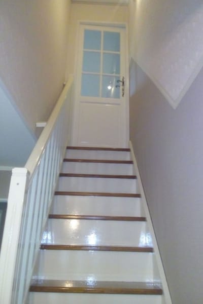 Un escalier dans une maison après l'application d'une peinture