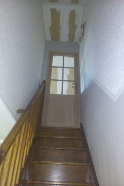 Un escalier dans une maison avant l'application d'une peinture